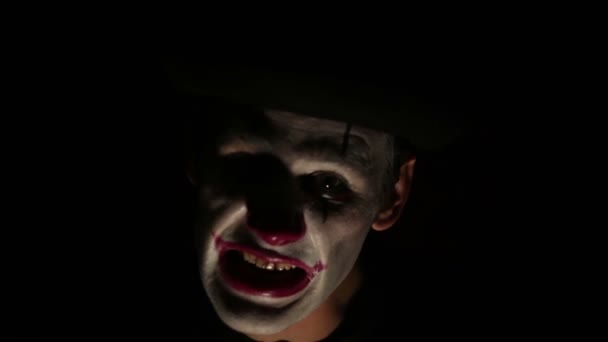 Schrecklicher Clown Bedroht Sein Opfer Mit Einem Messer Schrecklicher Mann — Stockvideo