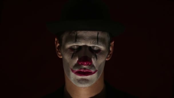 Hrozný Klaun Vyhrožuje Své Oběti Nožem Hrozný Muž Make Upu — Stock video