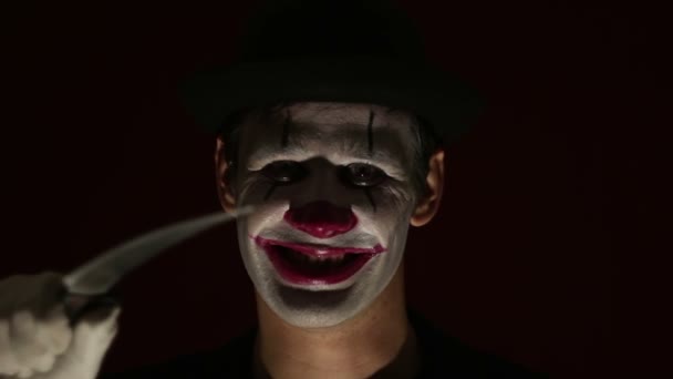 Schrecklicher Clown Bedroht Sein Opfer Mit Einem Messer Schrecklicher Mann — Stockvideo