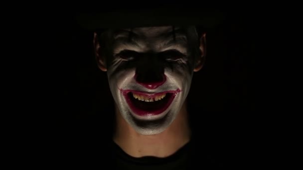 Skrämmande Man Clownsmink Tittar Kameran Och Skrattar Skrämmande Clown Tittar — Stockvideo