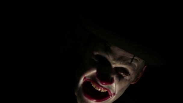 Homme Effrayant Dans Maquillage Clown Regarde Caméra Rit Clown Effrayant — Video