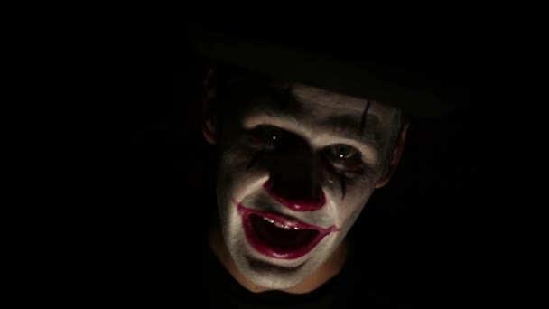 Clown Terrible Regarde Caméra Rit Terriblement Homme Terrible Dans Maquillage — Video