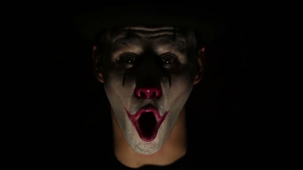 Schrecklicher Clown Schaut Die Kamera Und Lacht Fürchterlich Gruselige Fratzen — Stockvideo