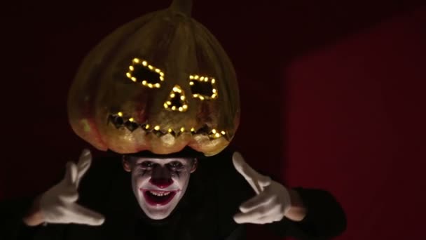 Straszny Człowiek Makijażu Klauna Trzyma Dynię Halloween Kładzie Głowę Straszny — Wideo stockowe