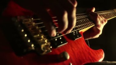 Elektro gitar çalan müzisyen.