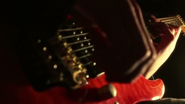 Muzikant die elektrische gitaar speelt. — Stockvideo