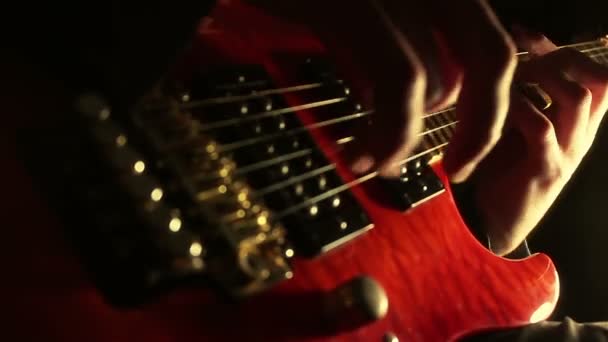 Musiker spielt E-Gitarre. — Stockvideo