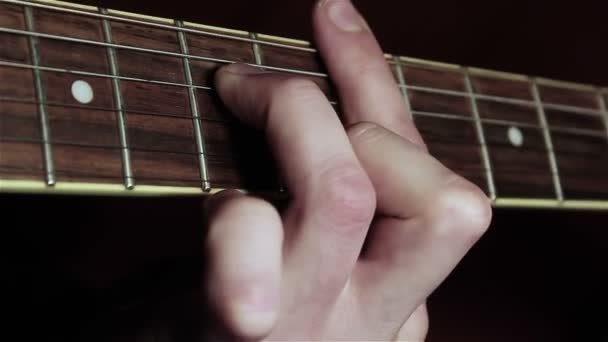 Elektromos gitáron játszó zenész. — Stock videók