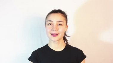 Genç ve güzel bir kız kameraya hava öpücüğü yolluyor..