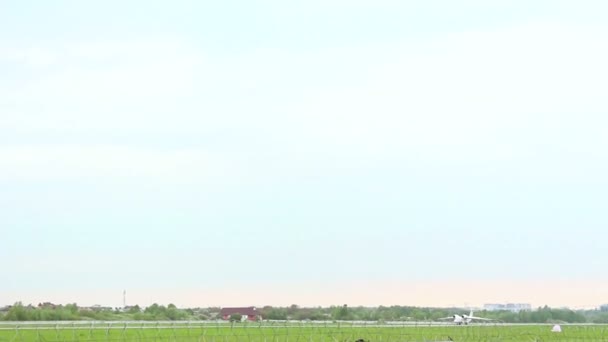 Samoloty pasażerskie podróżujące wzdłuż pasa startowego. — Wideo stockowe
