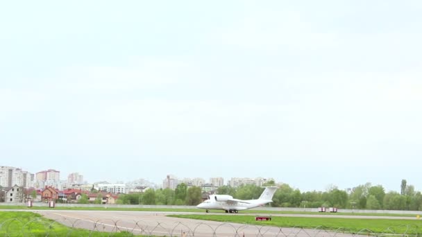 Kiew, Ukraine, -10. Mai 2019: Motorgetriebenes Passagierflugzeug entfaltet sich auf der Landebahn. — Stockvideo