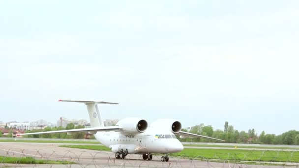 Kiev, Ukraine, -May 10,2019: Motor Sich passenger plane unfolds on the runway. — Stock Video