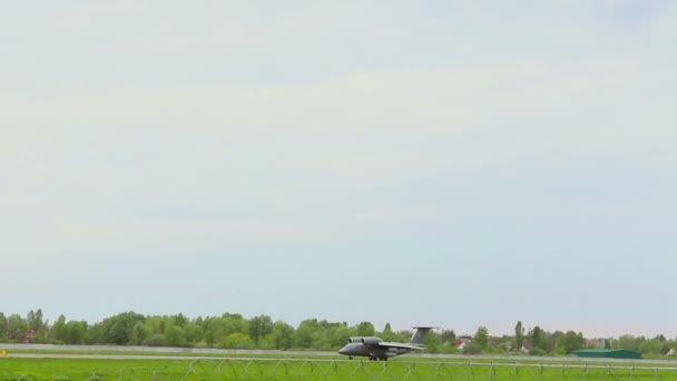 Avions militaires circulant le long de la piste. — Video