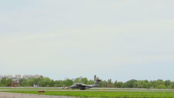 Kiev, Ukraine, - 10 mai 2019 : Des avions militaires de la Garde nationale ukrainienne sont déployés sur la piste. — Video