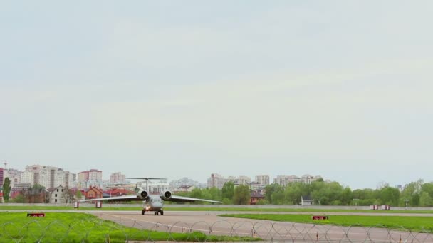 Avión de pasajeros conduce a lo largo de la pista . — Vídeos de Stock