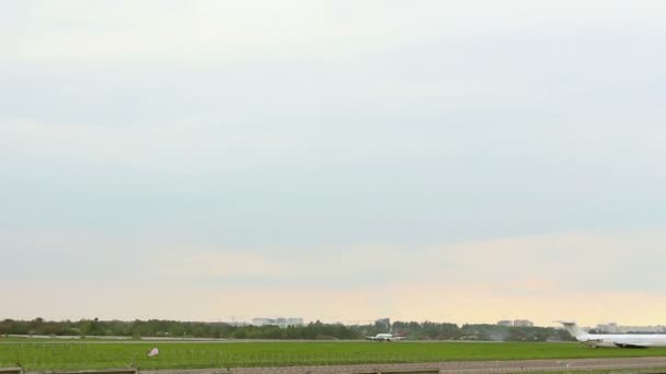 Aviones de pasajeros que viajan por la pista . — Vídeo de stock