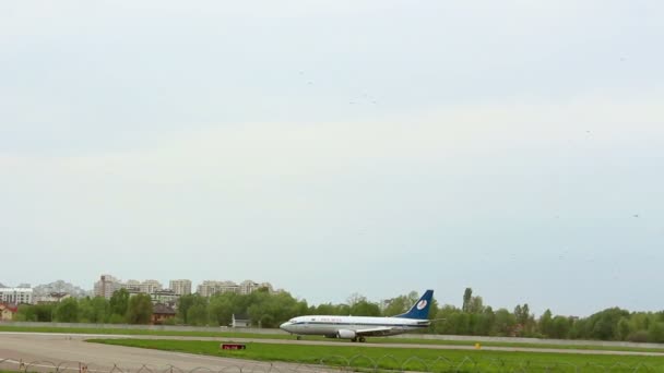 Kiev, Ukraina, -10 maj 2019: BELAVIA Belarusian Airlines passagerarplan vecklas ut på landningsbanan. Planet rör sig längs banan efter landning. — Stockvideo