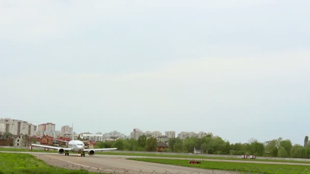 Passagierflugzeug fährt über Landebahn. — Stockvideo