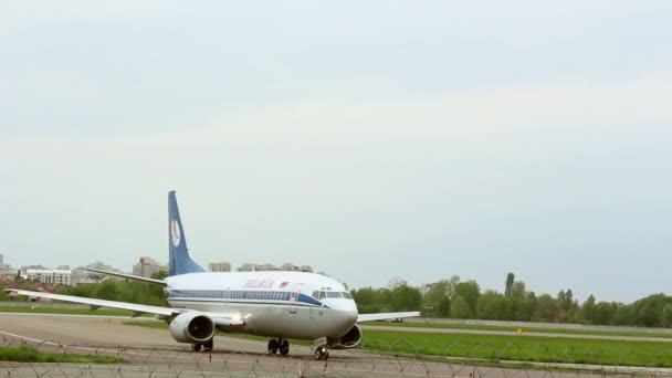 Kiev, Ucrânia, -10 de maio de 2019: O avião de passageiros da BELAVIA Belarusian Airlines se desdobra na pista. O avião se move ao longo da pista após a aterrissagem . — Vídeo de Stock