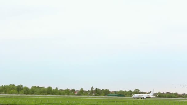 Киев, Україна, 10 травня 2019 р.: на злітно-посадковій смузі відкривається пасажирський літак Fly Erbil.. — стокове відео