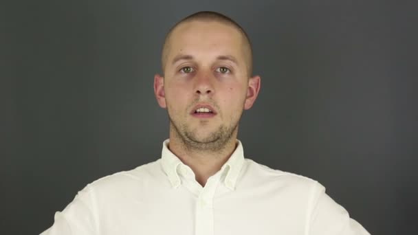 Een Grappige Knappe Man Zegt Knikt Bevestigend Portret Van Een — Stockvideo