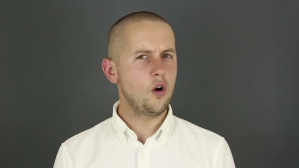 Seorang Pria Tampan Yang Lucu Mengatakan Tidak Dan Menggelengkan Kepala — Stok Video