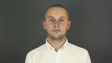 Komik, yakışıklı bir adam tamam der ve el hareketi yapar. Genç bir adamın portresi, gülümsüyor ve jest yapıyor..