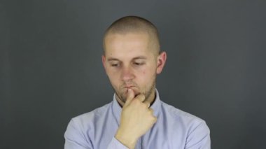 Komik, yakışıklı bir adam aktif olarak bir sorun düşünüyor ve aniden doğru karar ona geliyor. Genç bir adamın portresi, aktif olarak soruna ve sağına bir çözüm sunuyor.