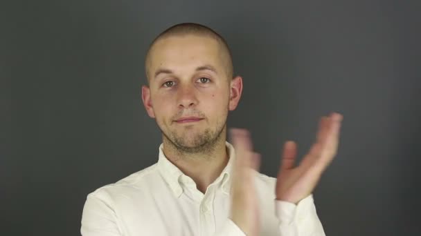 Vtipný, pohledný chlapík sarkasticky tleská rukama. Portrét mladého muže, potřásá negativně hlavou a tleská sarkasmem. — Stock video