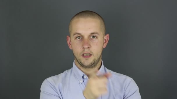 A funny, cute guy asks for a callback and makes a hand gesture. Portrait of a young guy, he makes a hand gesture next to his ear asking for a callback. — Stock Video