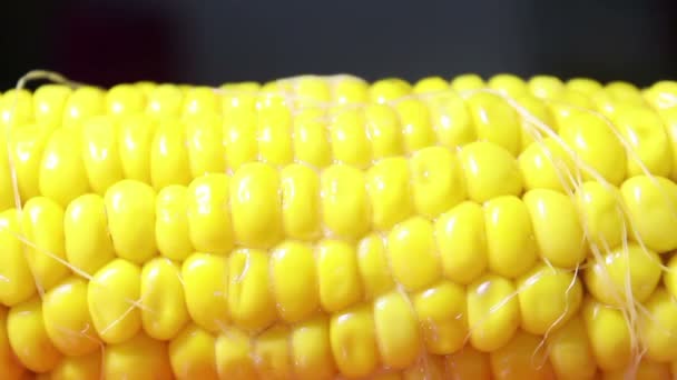 Kawałek masła topi się i opróżnia soczystą gorącą kukurydzę. Soczysty gorąca kukurydza zbliżenie. — Wideo stockowe