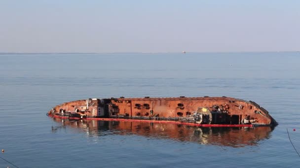 Una nave affondata giace sulla riva del mare. Una petroliera affondò al largo della costa.. — Video Stock