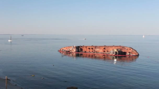 Ropný tanker se potopil u pobřeží. Loď, která narazila na mělčinu. Ekologická katastrofa. — Stock video