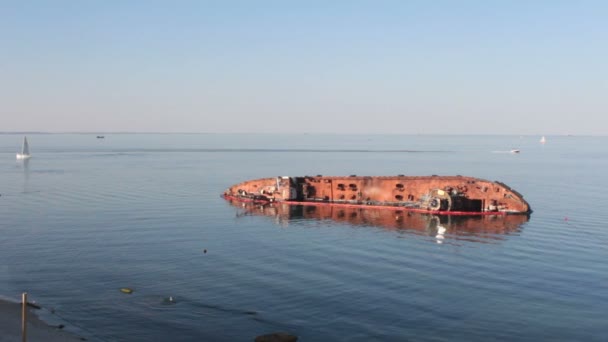 A sunken ship lies on the seashore. An oil tanker sank off the coast. — Stock Video