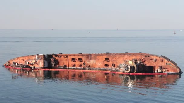 На берегу моря затонувший корабль. Нефтяной танкер затонул у берега . — стоковое видео