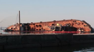 Kıyıda bir petrol tankeri battı. Karaya oturmuş bir gemi. Ekolojik felaket.