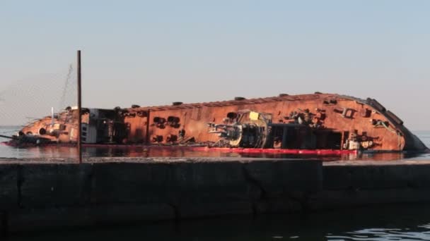 Egy olajszállító tartályhajó elsüllyedt a partnál. Egy zátonyra futott hajó. Ökológiai katasztrófa. — Stock videók
