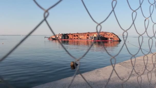 Un petrolero se hundió frente a la costa. Un barco que encalló. Catástrofe ecológica . — Vídeo de stock