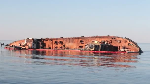 Ένα πετρελαιοφόρο βυθίστηκε στην ακτή. Ένα πλοίο που προσάραξε. Οικολογική καταστροφή. — Αρχείο Βίντεο