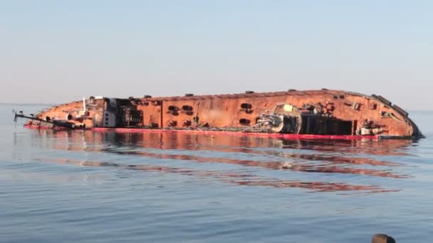 Vor der Küste sank ein Öltanker. Ein Schiff, das auf Grund lief. Ökologische Katastrophe. — Stockvideo