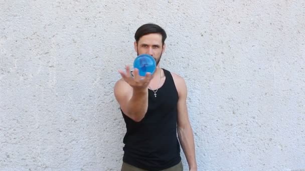 Mladý atraktivní chlap je zapojen do kontaktního žonglování. Mladý muž trénuje v kontaktních žonglérských dovednostech. — Stock video