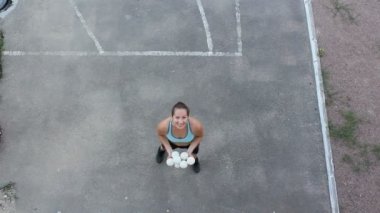 Profesyonel bir hokkabaz beyaz toplarla hokkabazlık yapar. Çekici bir hokkabaz kız hokkabazlık becerilerini geliştirir. Profesyonel bir sirk oyuncusu sokakta beyaz toplarla hokkabazlık yapar..