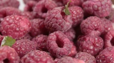 Olgun sulu ahududu tabakta yatıyor. Olgun organik ahududu yakından..