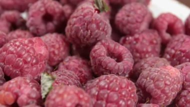 Olgun sulu ahududu tabakta yatıyor. Olgun organik ahududu yakından..