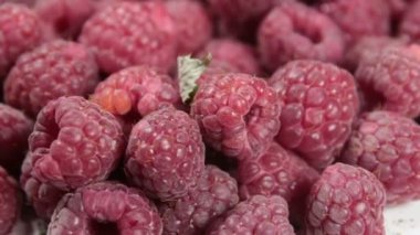 Olgun sulu ahududu tabakta yatıyor. Olgun organik ahududu yakından..