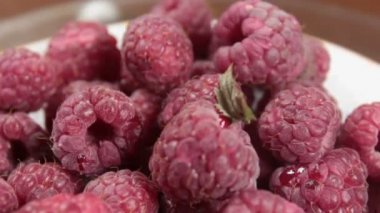 Olgun sulu ahududu tabakta yatıyor. Olgun organik ahududu yakından..