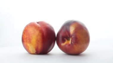 Beyaz tabakta taze şeftali. Beyaz bir tabakta taze organik şeftali..