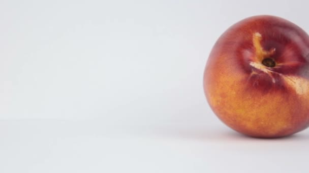 Fresh juicy peaches on a white plate. Close-up Fresh organic peaches nectarine on a white plate. — Stock Video