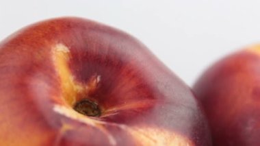 Beyaz tabakta taze şeftali. Beyaz bir tabakta taze organik şeftali..