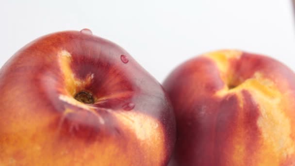 Sang seniman melukis dengan kuas di buah persik. Para seniman sikat close-up. Buah persik segar di piring putih. — Stok Video